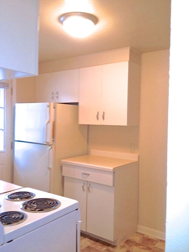 Foto del edificio - One Bedroom First Floor  Apartment in a 4 unit Building