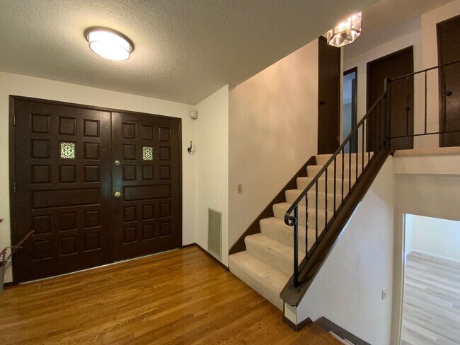 Building Photo - Charming 3BD/3BTH Mill Creek Home Golf Cou...
