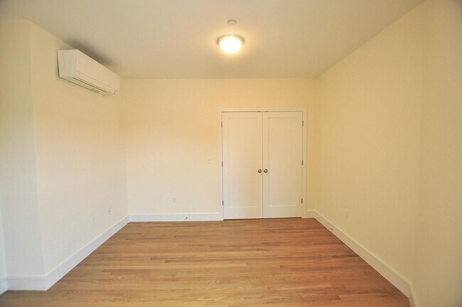 Building Photo - 885 Beacon St