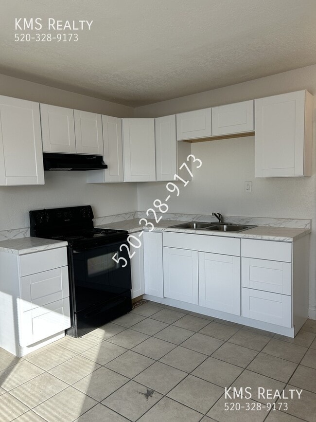 Building Photo - 757 E Pastime Rd