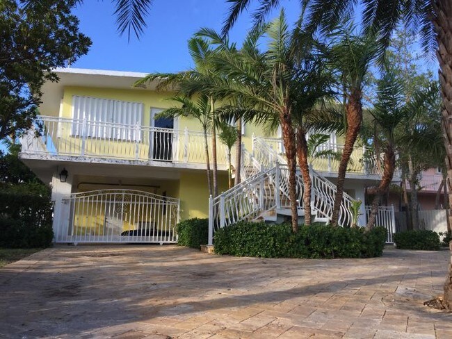 Building Photo - 118 N Coconut Palm Blvd