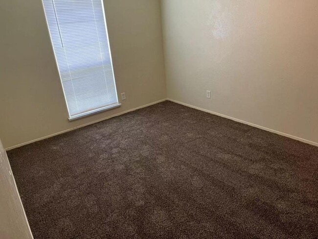 Building Photo - Nice 3 Bedroom Home