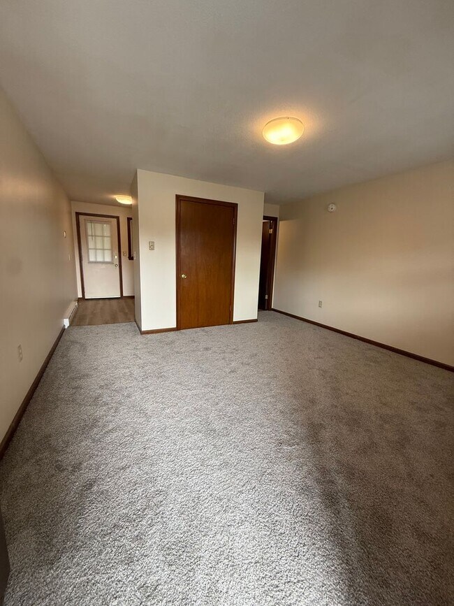 Building Photo - 643 Suffield St