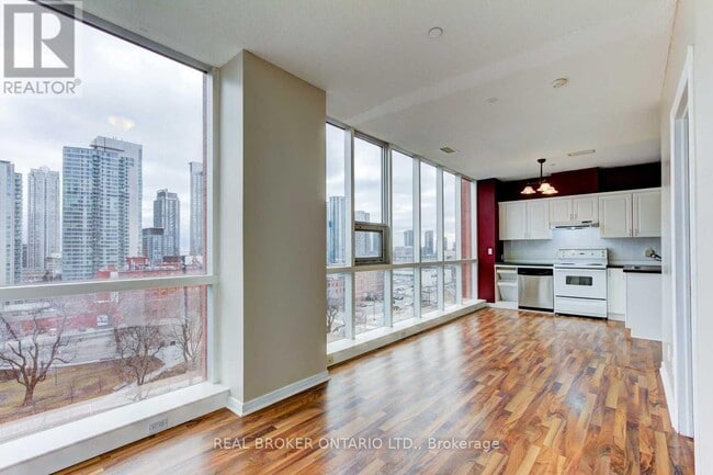 Building Photo - 393 King St W