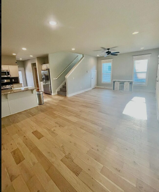 Foto del edificio - 3 Bed, 2.5 Bath Two-Story Home with Granit...