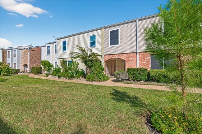 Building Photo - 9022 Wilcrest Dr