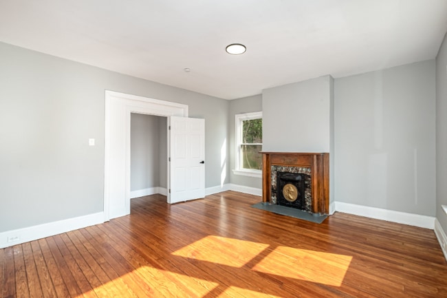 Building Photo - 118 E 19th St