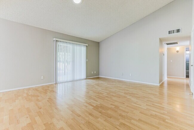 Building Photo - 624 S 75th St