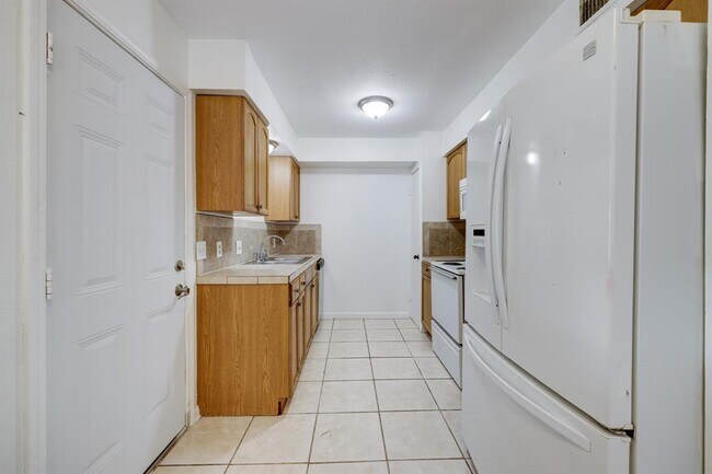 Foto del edificio - 5906 Golden Forest Dr
