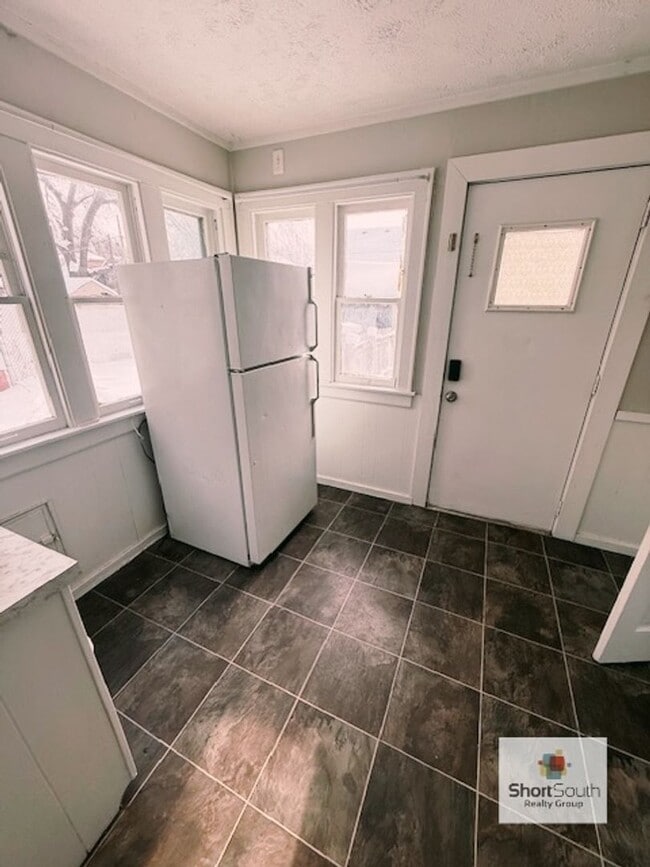 Building Photo - 3 bed 2 bath single family home with a detached 2 stall garage