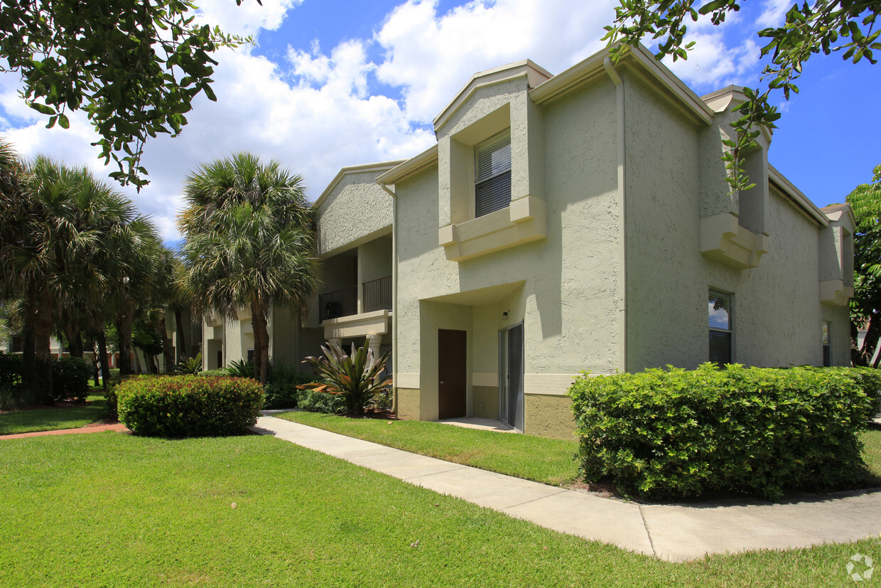 Foto principal - Waterford Park Apartment Homes, LLC