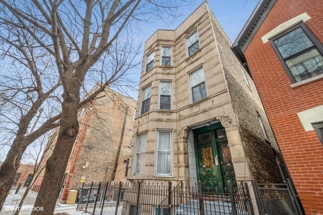 Building Photo - 2015 W Saint Paul Ave