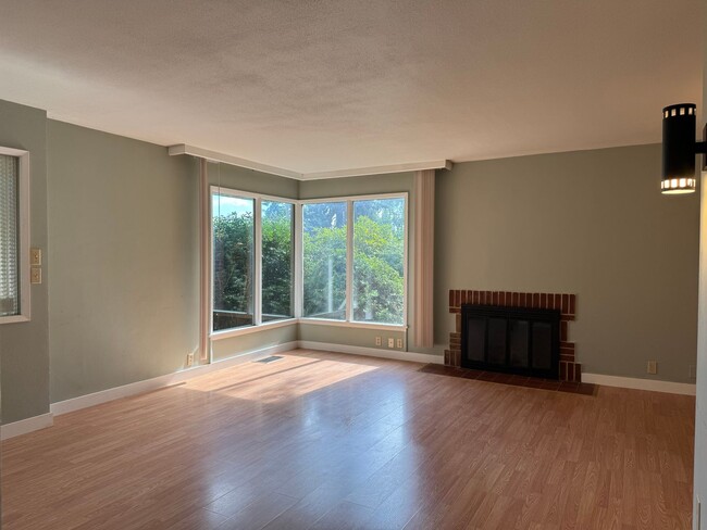 Photo - CLICK "REQUEST A TOUR" NOW! House