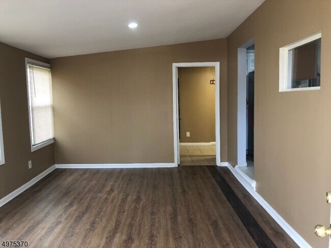 Foto del edificio - 1371 Pompton Ave