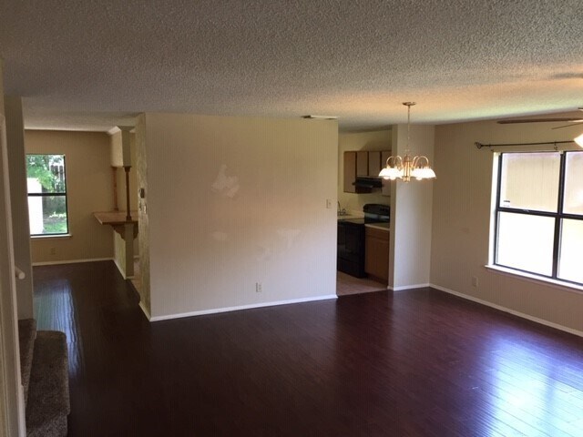 Foto del edificio - *COMING SOON* Spacious 4-Bedroom, 2.5-Bath Home with One-Car Garage!