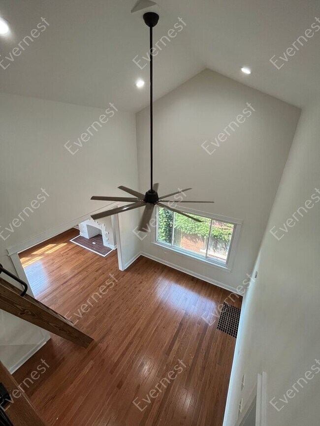Building Photo - Charming 2-Bedroom Home with Modern Amenit...