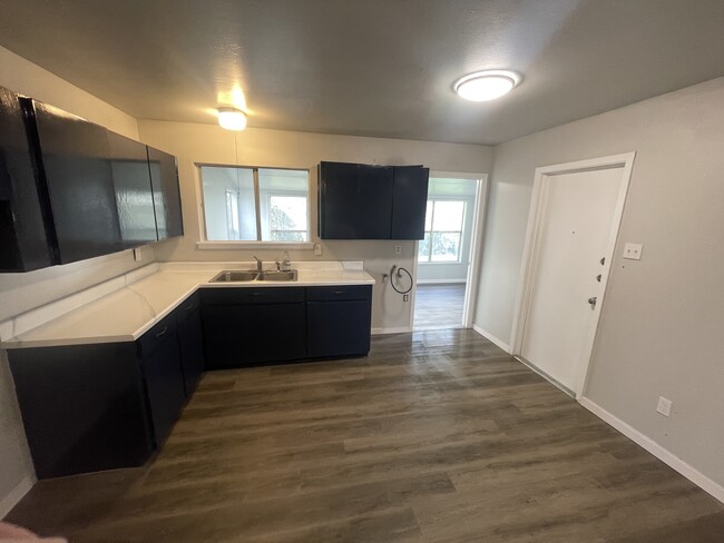 Building Photo - 506 W Aviation Blvd