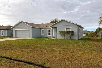 Building Photo - 752 Paris Dr