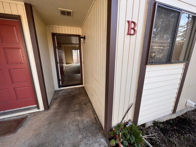 Foto del edificio - 1100 sf 2 bed 1.5 bed Springfield townhouse