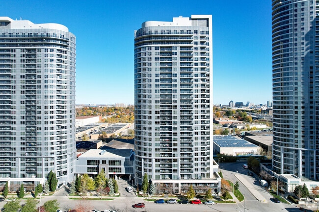Building Photo - 151 Village Green Sq