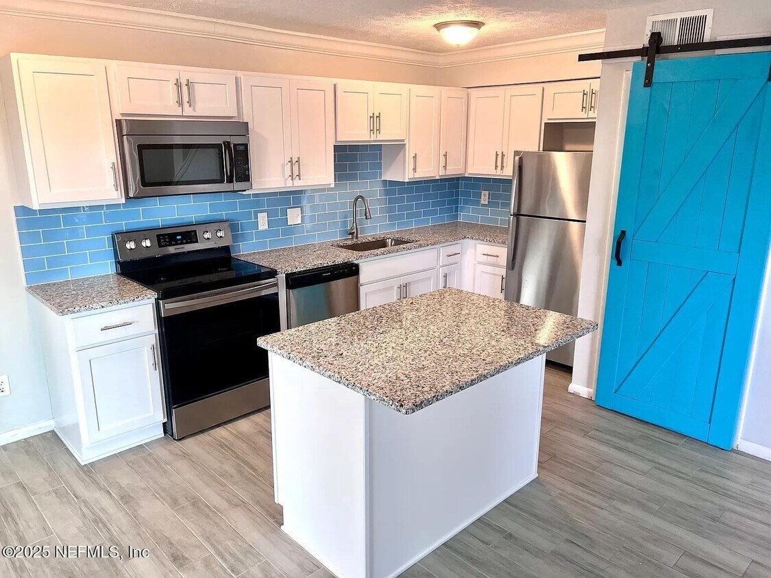 Foto principal - 379 Ahern St