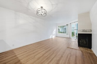 Building Photo - 700 E Lake Dr