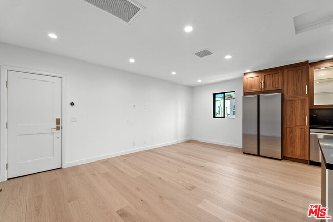 Building Photo - 162 N Almont Dr