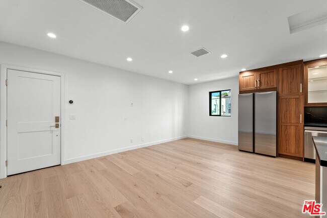 Foto del edificio - 162 N Almont Dr