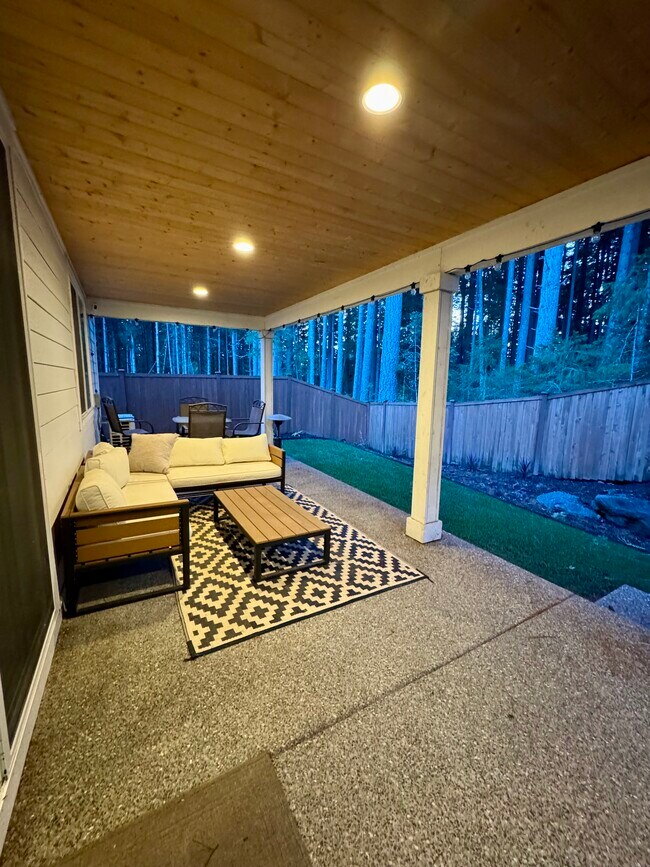 Patio trasero completamente cercado, los muebles pueden permanecer. - 6750 Skipper Ln SE