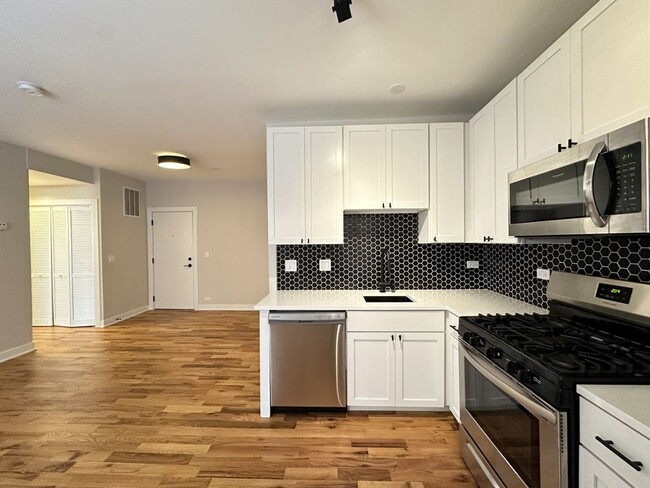 Building Photo - 653 W Wrightwood Ave