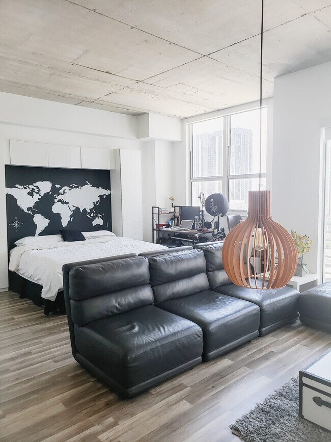 La habitación cuenta con cortinas enrollables automáticas y espacio de almacenamiento adicional. - 133 NE 2nd Ave