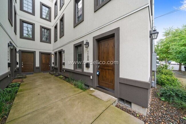 Building Photo - Modern Three-Story Townhouse in Hosford-Ab...
