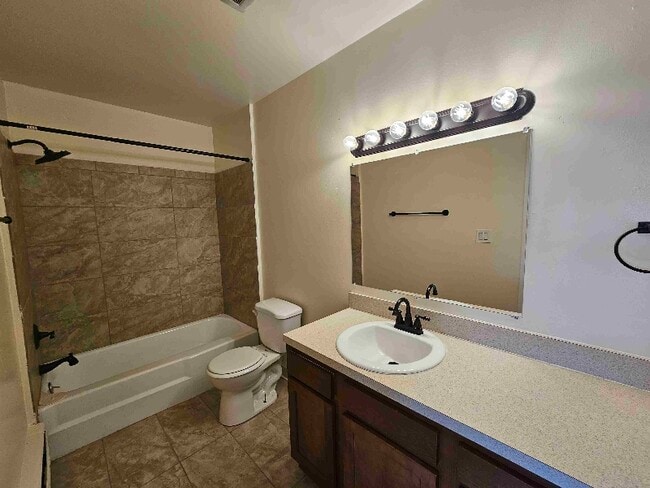 Building Photo - 1879 W 13 Mile Rd