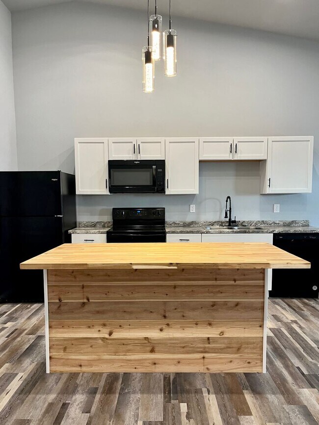 Building Photo - Large 1 Bedroom