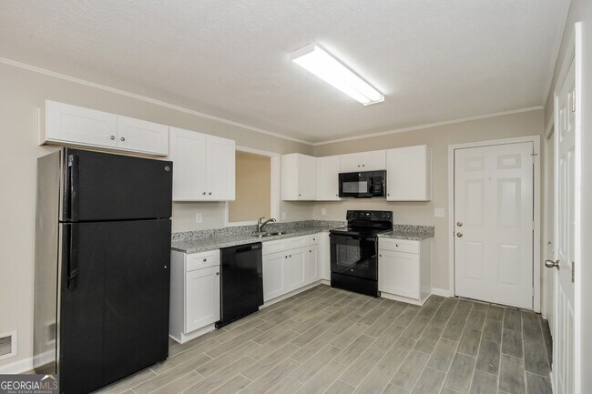 Building Photo - 33 Skyline Dr SE