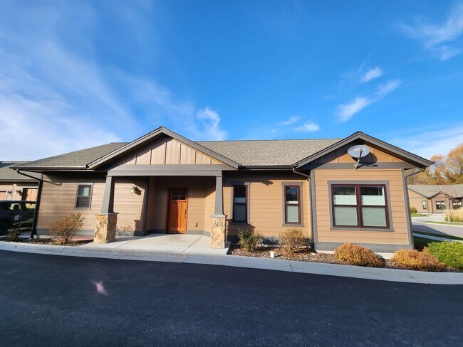Building Photo - Gorgeous Three Bedroom House with Lawn Mow...
