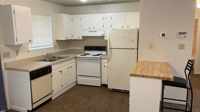 Foto del edificio - 2321 Jackson Bluff Rd