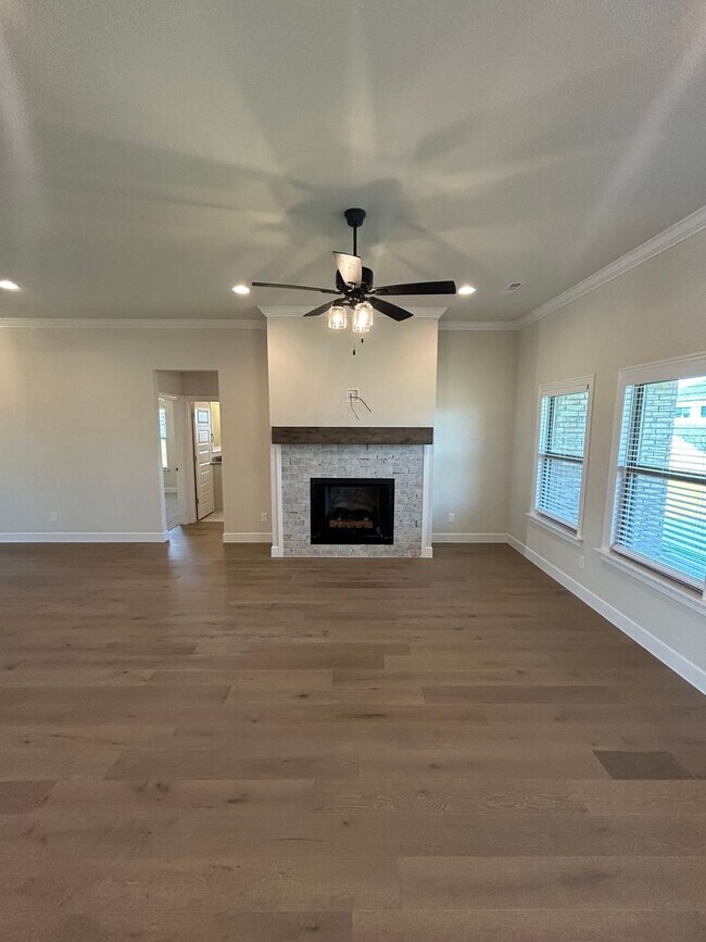 Building Photo - Beautiful Bentonville Home! 4 Bedrooms, 2....