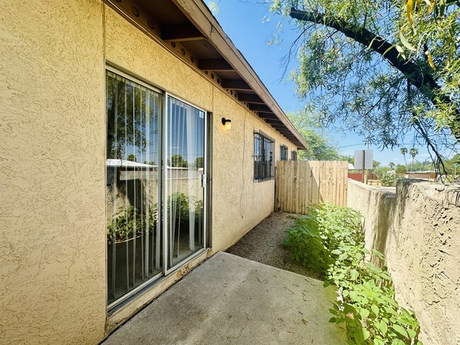 Building Photo - 2 Bedroom with Private Backyard! Off Stree...