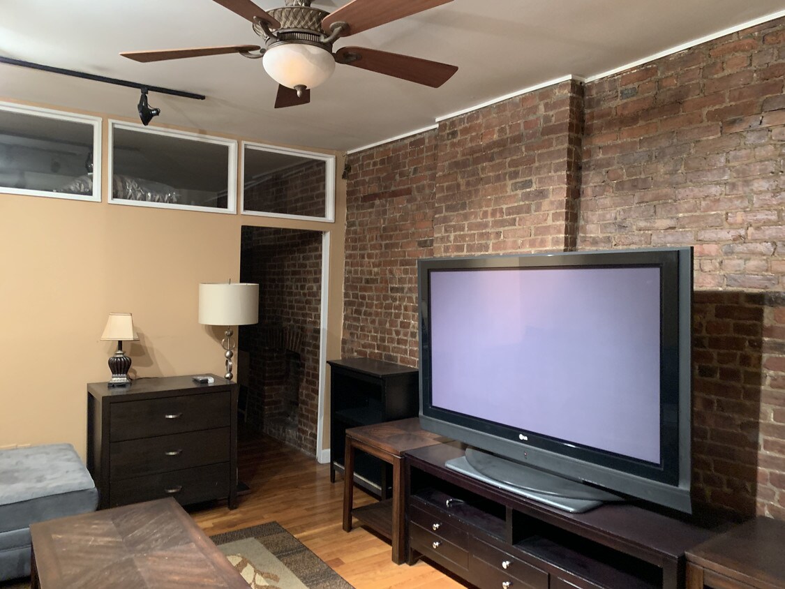 Televisor de la sala de estar - 246 E 90th St