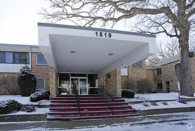 Building Photo - Woodland Apartments
