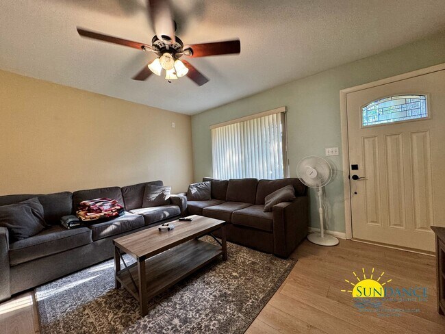 Foto del edificio - Charming 3-Bedroom Home in Shalimar – Your...