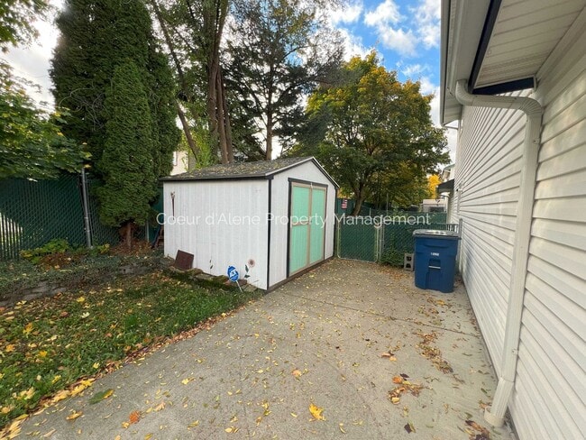 Building Photo - 3 bed, 2 bath house