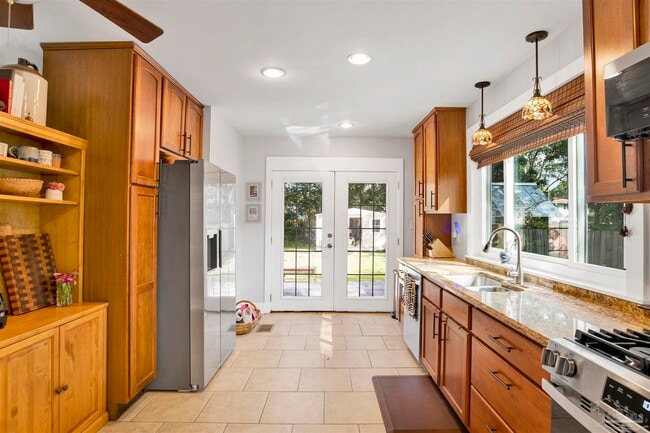 Building Photo - 1306 E Hernandez St