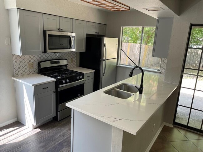 Foto del edificio - 5806 Emerald Forest Dr