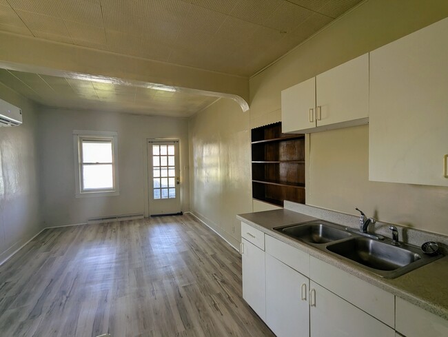 Building Photo - 716 Community St