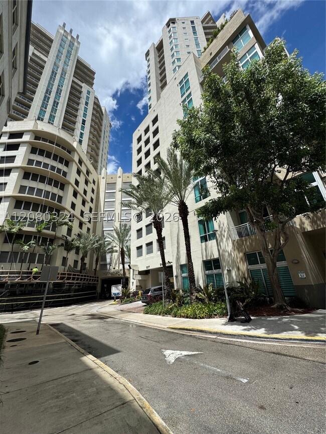 Foto del edificio - 9055 SW 73rd Ct