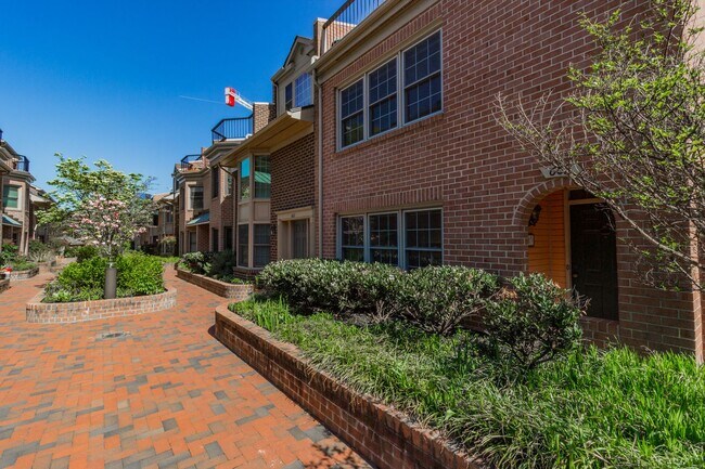 Building Photo - Beautiful 3 Bedroom 3/2 Bath Brick End Uni...