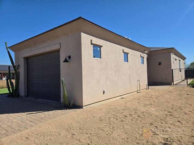 Building Photo - Stunning 2-bed, 2-bath Casita in North Phoenix