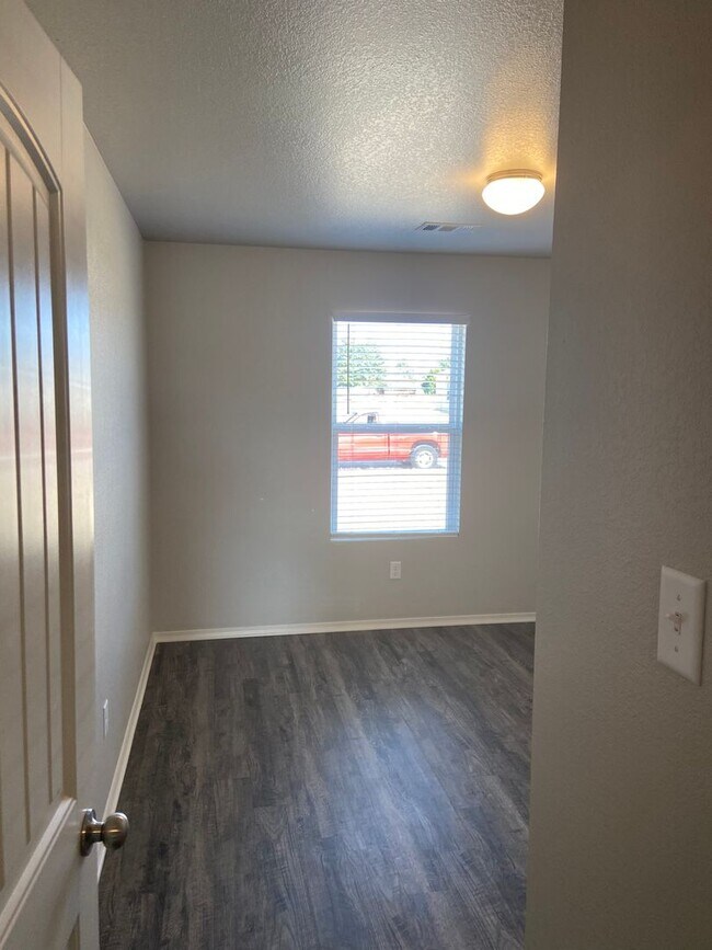 Foto del edificio - Four Bedroom | Two Bath Home in Bridlewood